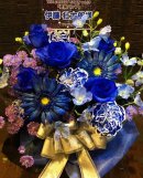 画像: ブルーローズと季節のお花アレンジメント