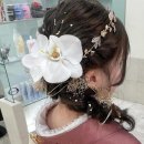 画像: 成人式 胡蝶蘭を使った髪飾り