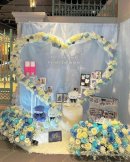 画像: ハートアーチとアレンジメント、ティアラが光るブルーの花冠とブルーローズの花束