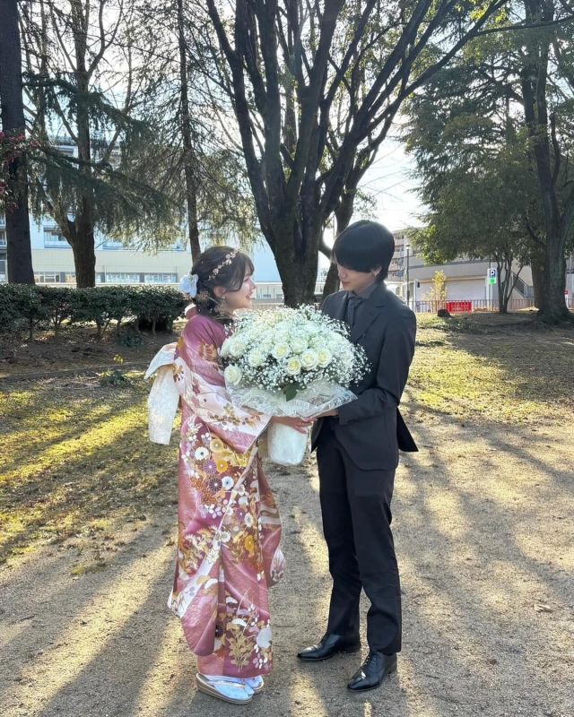 画像: 新成人 白バラにカスミ草を添えた純白の花束